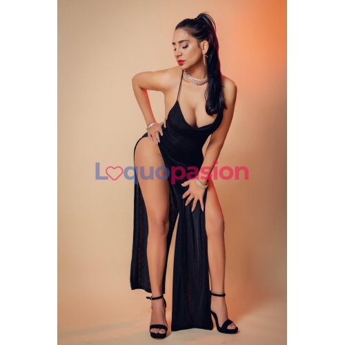 COLOMBIANA TRANQUILA Y RELAJADA PARADA DISFRUTAR DE LA VIDA 1